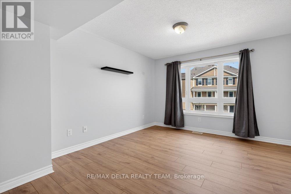 94 Feathertop Lane, Ottawa, Ontario  K2S 1E7 - Photo 4 - X12911170