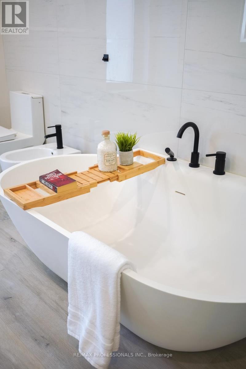 1039 Lorne Park Road, Mississauga, Ontario  L5H 2Z9 - Photo 32 - W13032352