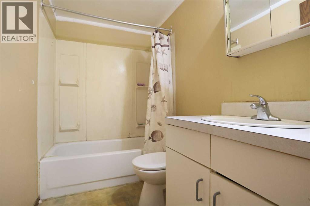 184 Upland Boulevard W, Brooks, Alberta  T1R 0R1 - Photo 36 - A2302379