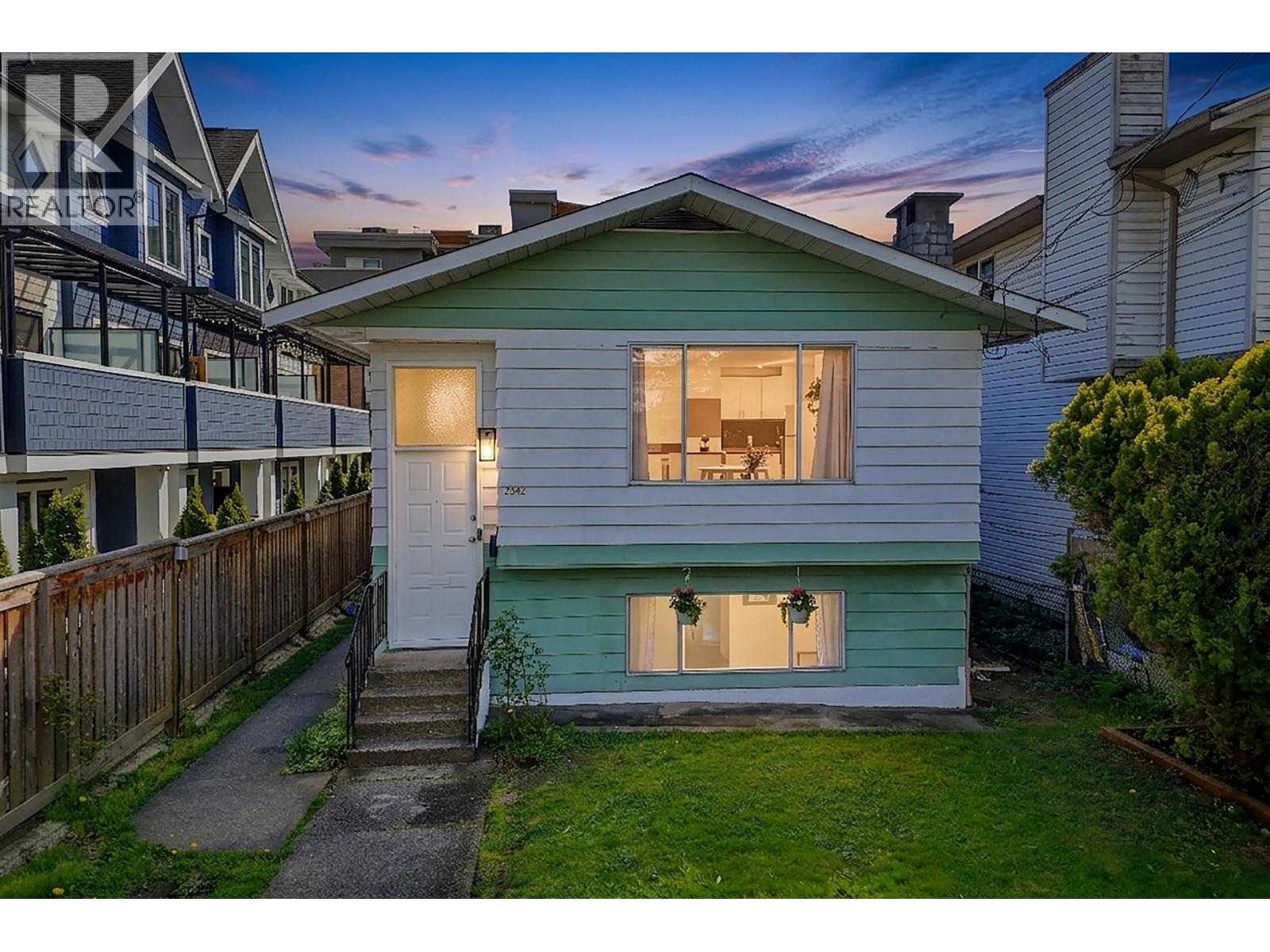 2342 Kelly Avenue, Port Coquitlam, British Columbia  V3C 1Y2 - Photo 4 - R3114511