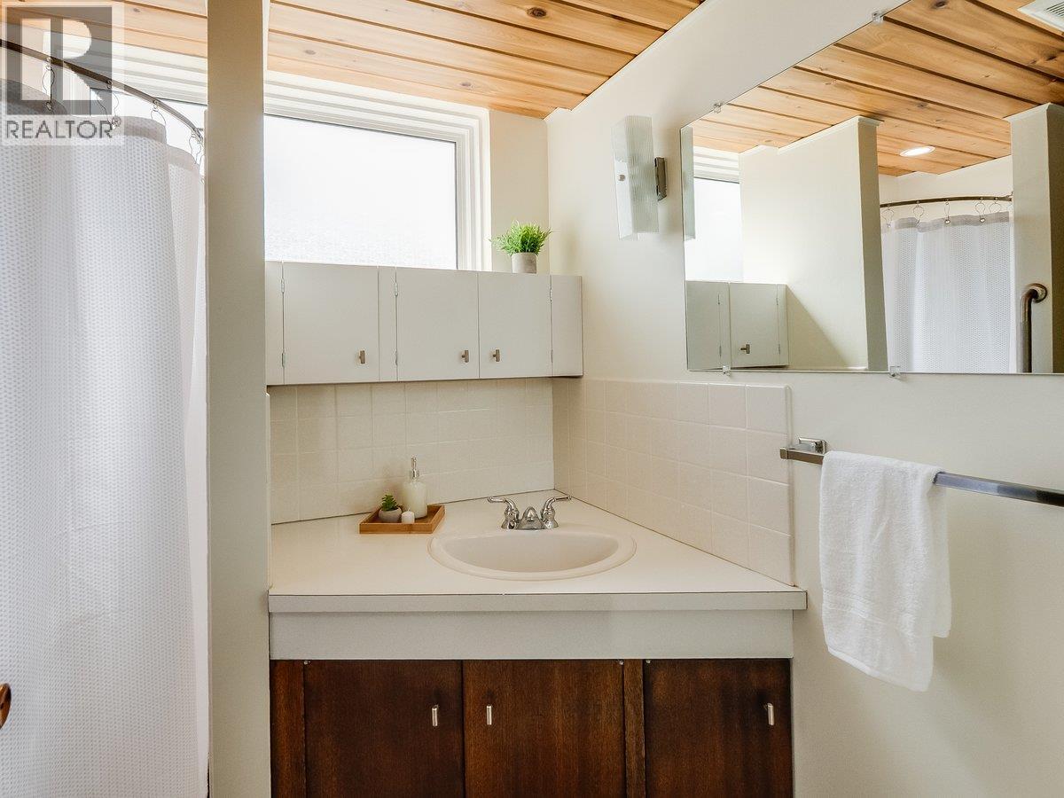 3557 Highway Drive, Trail, British Columbia  V1R 2T9 - Photo 32 - 10384413