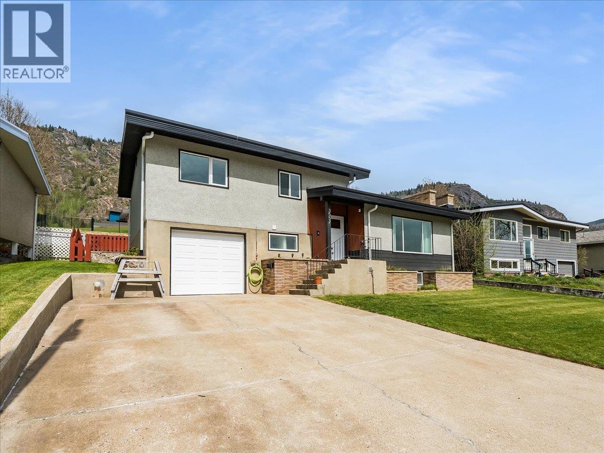 3557 Highway Drive, Trail, British Columbia  V1R 2T9 - Photo 3 - 10384413