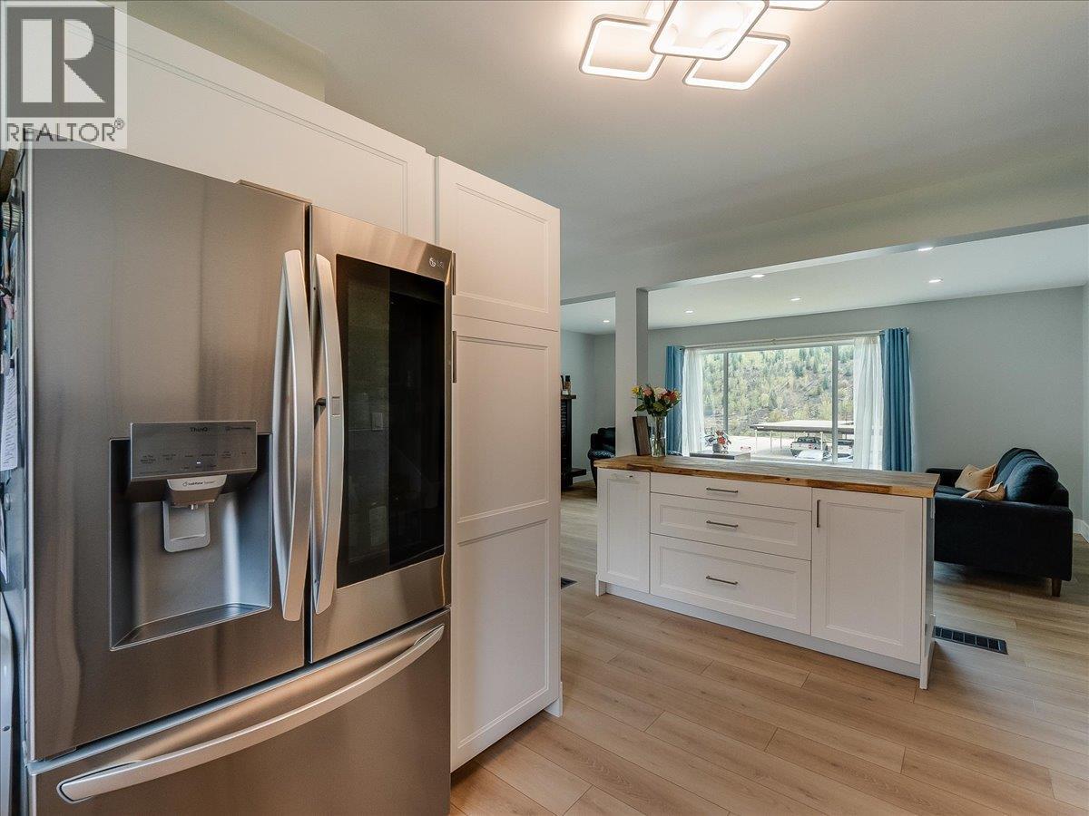 3557 Highway Drive, Trail, British Columbia  V1R 2T9 - Photo 14 - 10384413