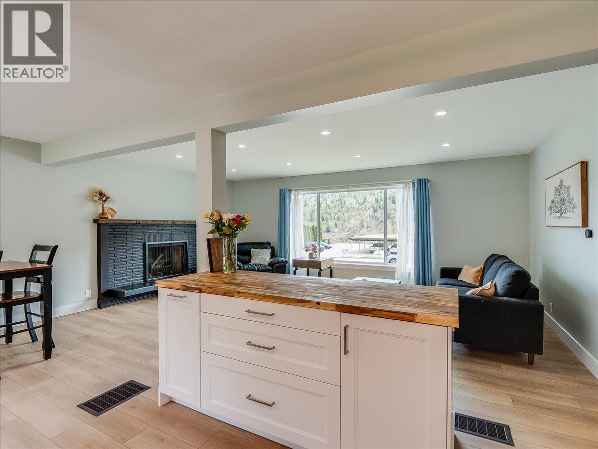 3557 Highway Drive, Trail, British Columbia  V1R 2T9 - Photo 11 - 10384413