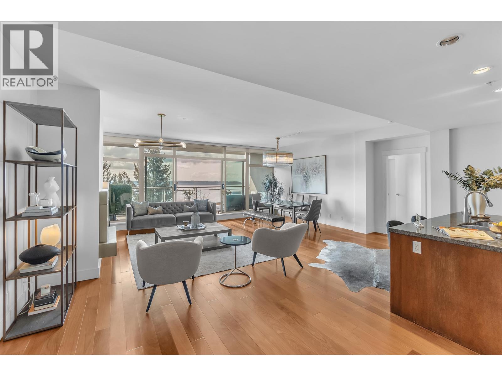 702 3335 Cypress Place, West Vancouver, British Columbia  V7S 3J8 - Photo 2 - R3114722