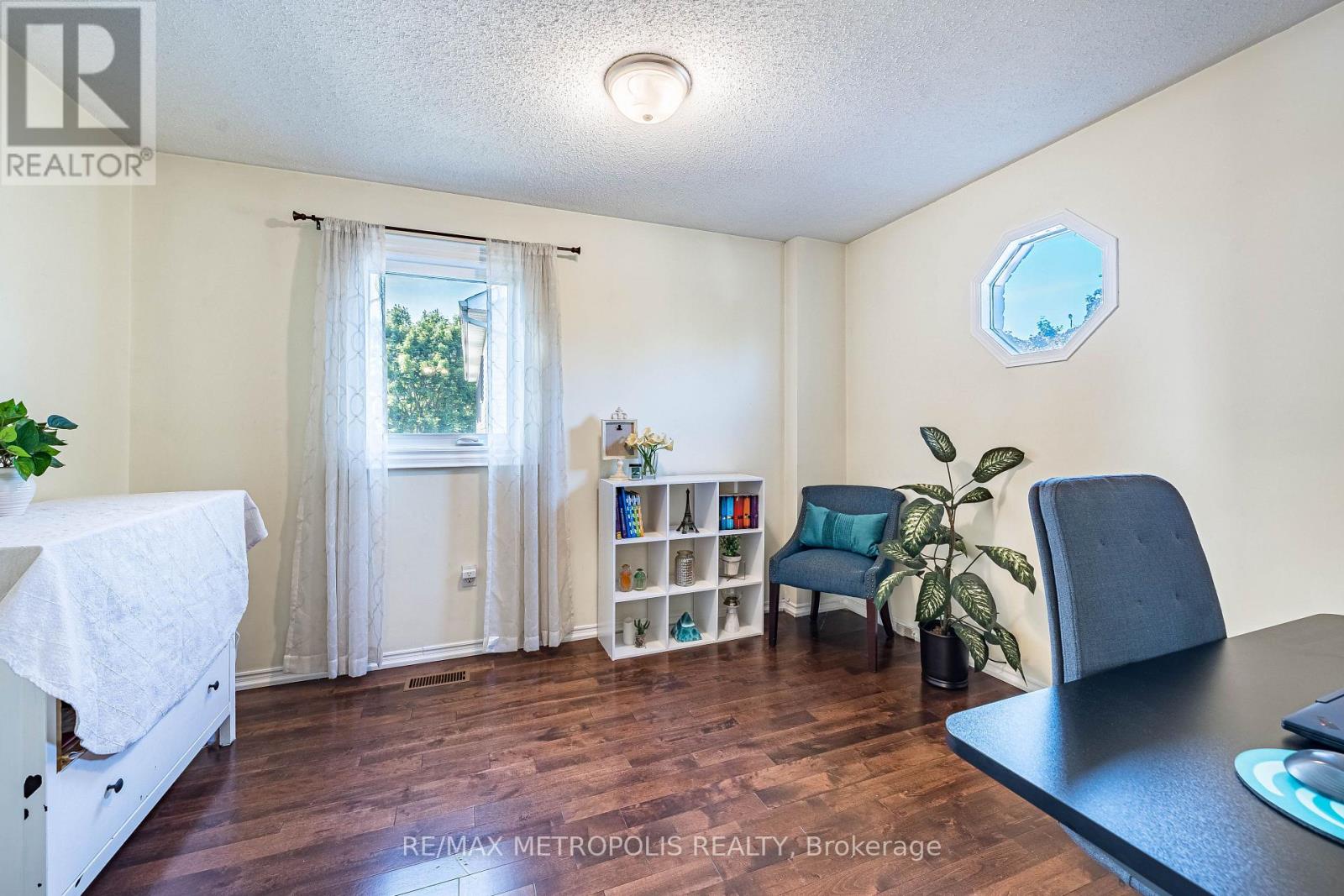 Upper - 22 Mayflower Street, Whitby, Ontario  L1N 8A9 - Photo 13 - E13032424