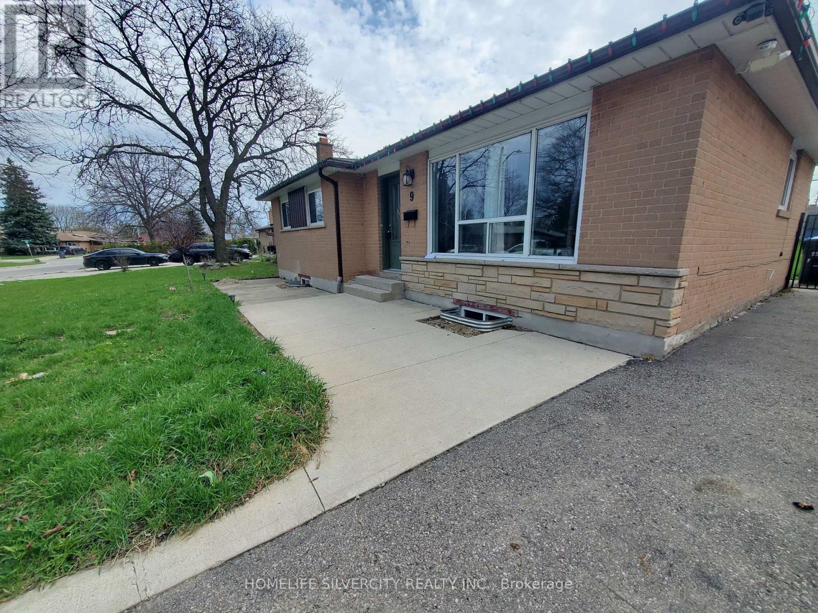 9 Belmont Drive, Brampton, Ontario  L6T 2K4 - Photo 3 - W13027452