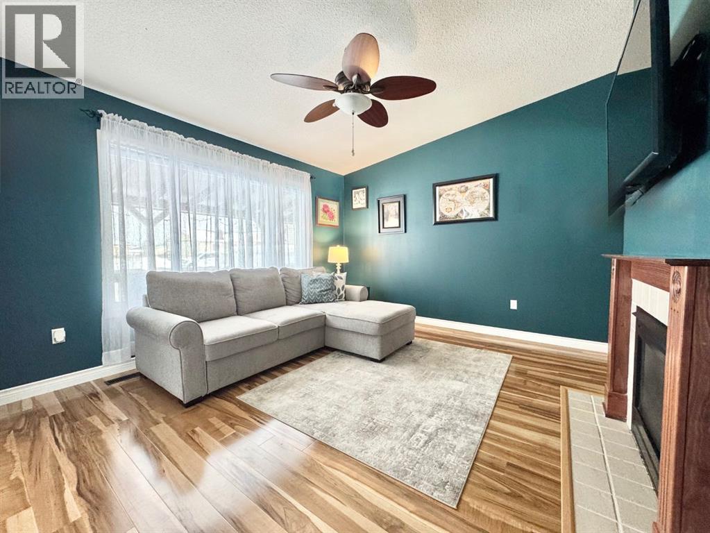 23 Keystone Place, Whitecourt, Alberta  T7S 0B2 - Photo 4 - A2286728