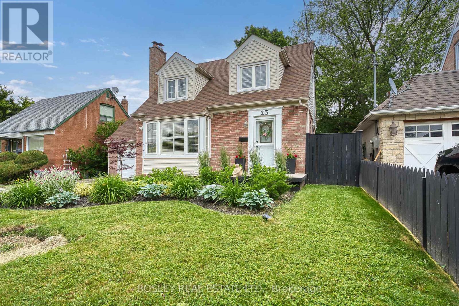 23 Farnsworth Drive, Toronto, Ontario  M9N 2Z5 - Photo 5 - W12938770