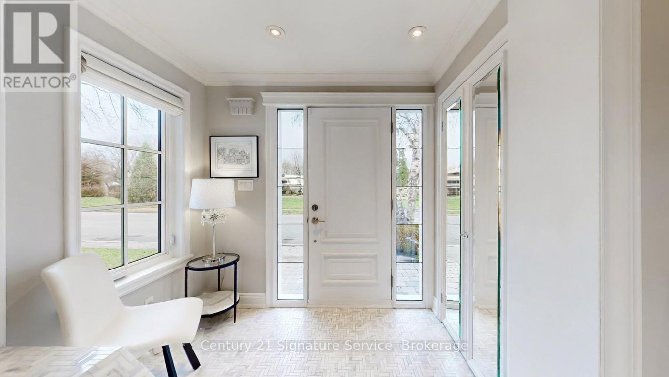 16 Ferndale Crescent, Brampton, Ontario  L6W 1E9 - Photo 4 - W12839772