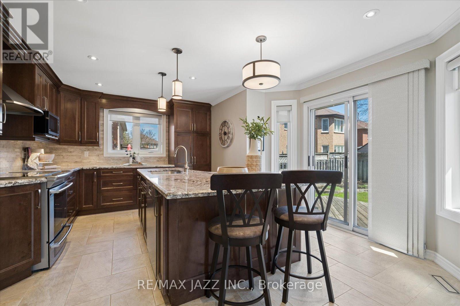 47 Waller Street, Whitby, Ontario  L1R 1Z8 - Photo 4 - E13032730