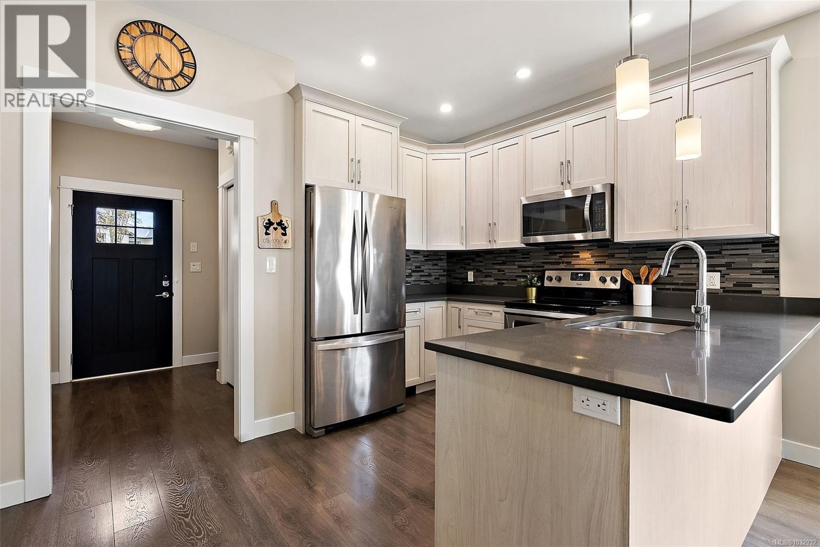 6 Massey Pl, View Royal, British Columbia  V9B 0S9 - Photo 5 - 1032932