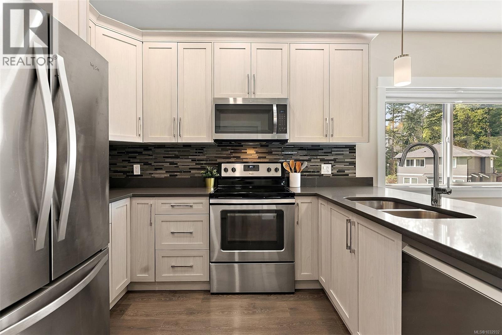 6 Massey Pl, View Royal, British Columbia  V9B 0S9 - Photo 4 - 1032932