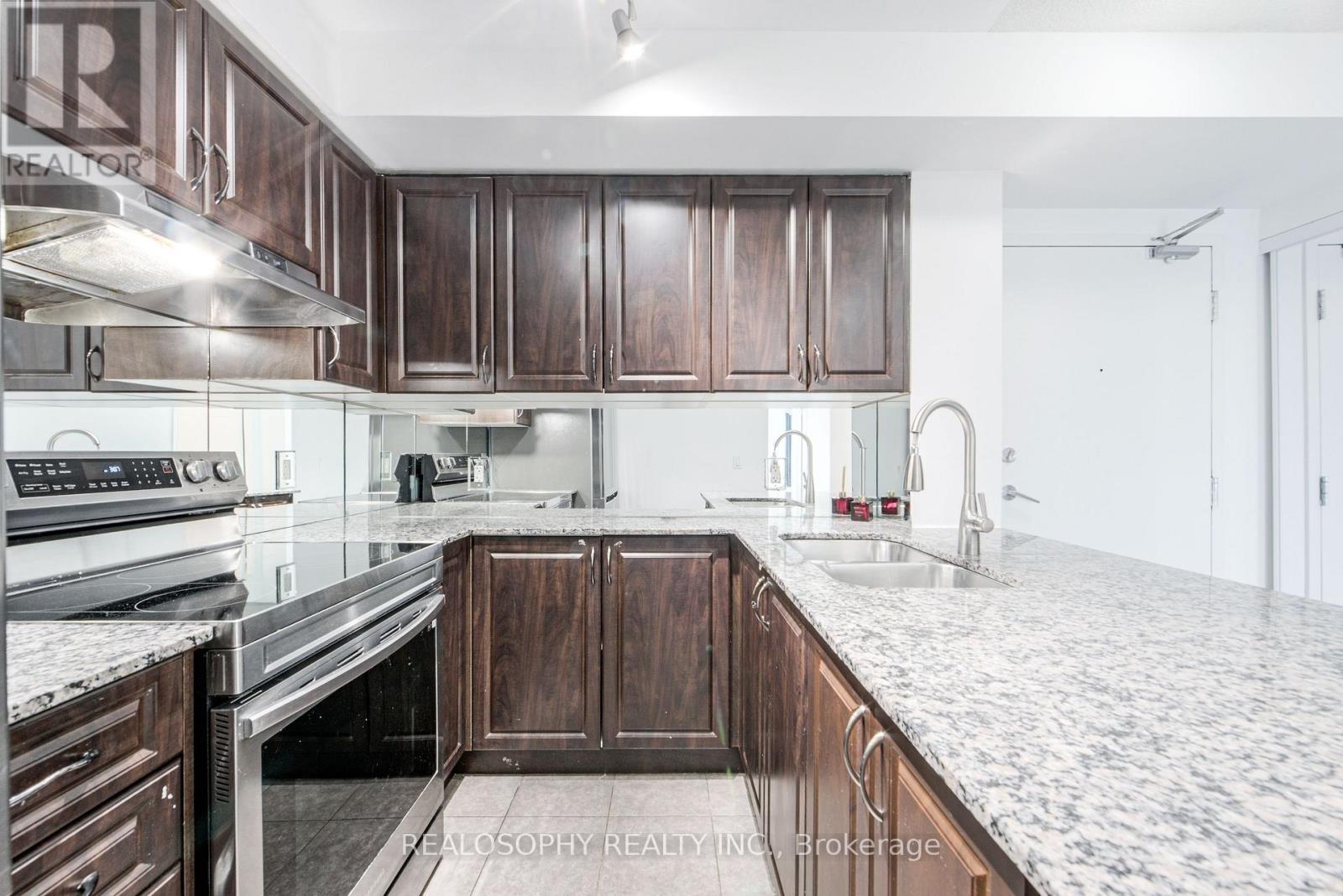 421 - 60 Fairfax Crescent, Toronto (Clairlea-Birchmount), Ontario  M1L 0E1 - Photo 3 - E13032770