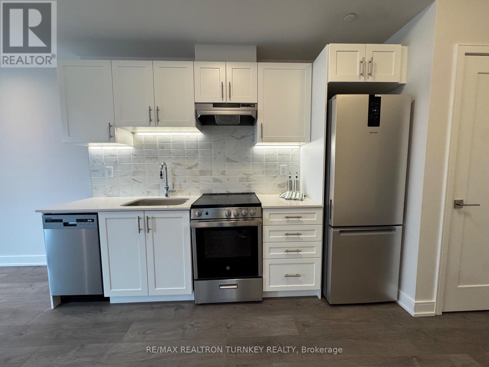 905 - 715 DAVIS DRIVE, Newmarket, Ontario