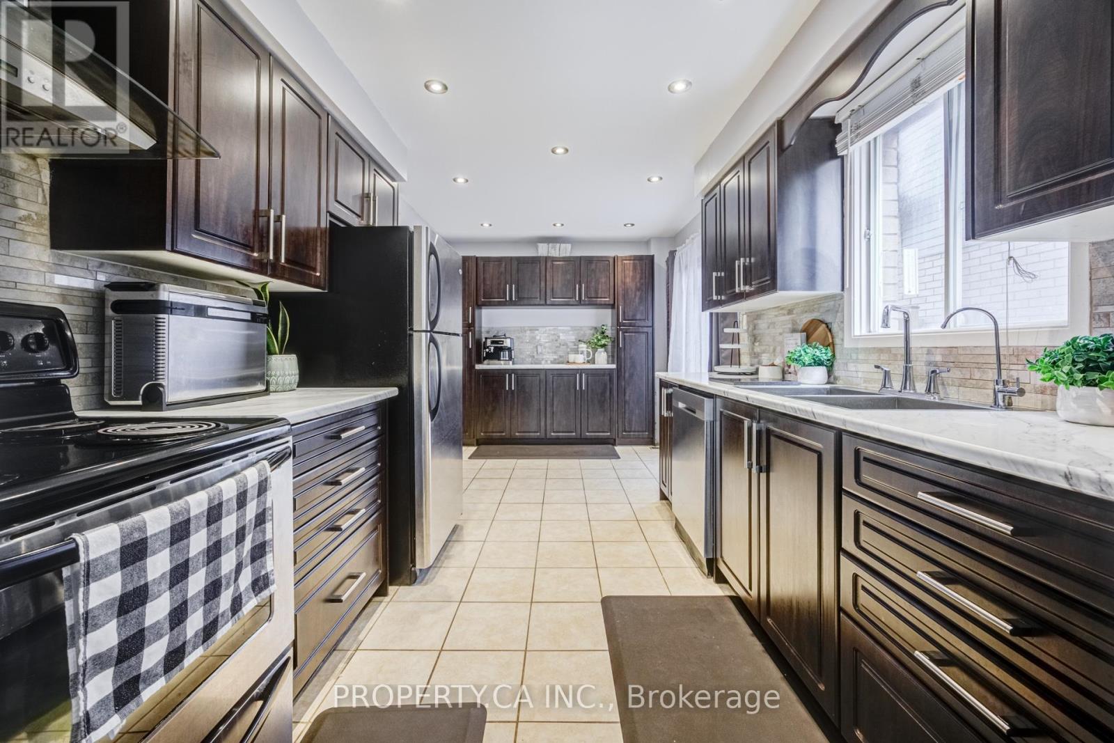 10 Mara Crescent, Brampton, Ontario  L6V 4C4 - Photo 7 - W13032670