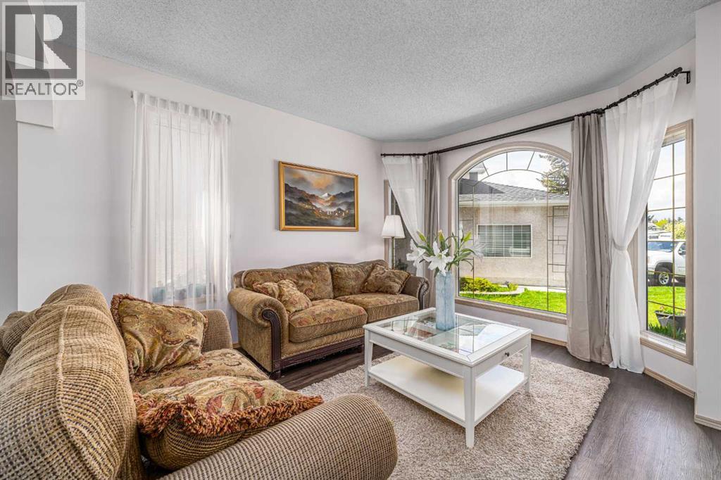 648 Scimitar Bay NW, Calgary, Alberta  T3L 2B2 - Photo 3 - A2304234