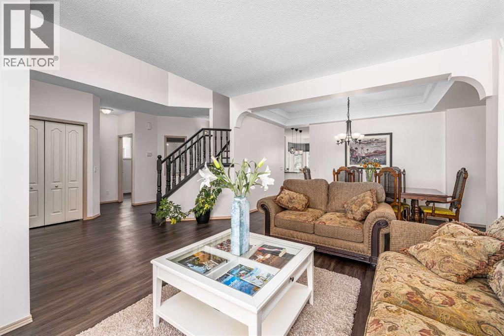 648 Scimitar Bay NW, Calgary, Alberta  T3L 2B2 - Photo 4 - A2304234