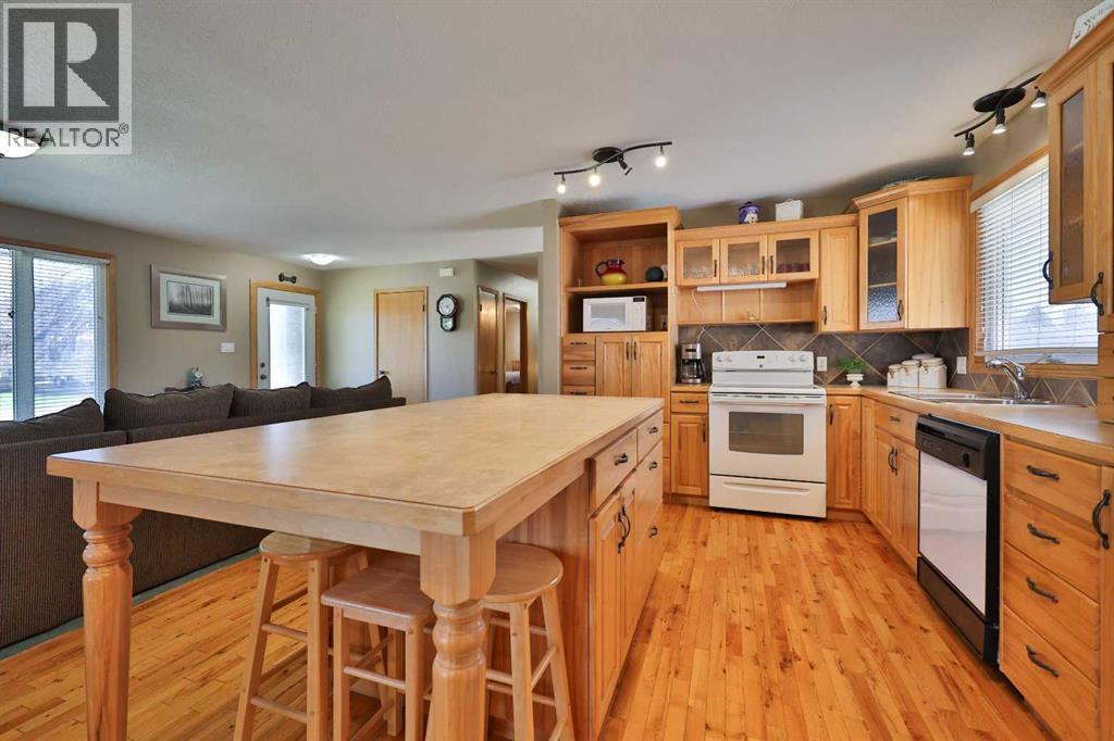 210 S 100 W, Raymond, Alberta  T0K 2S0 - Photo 15 - A2302546