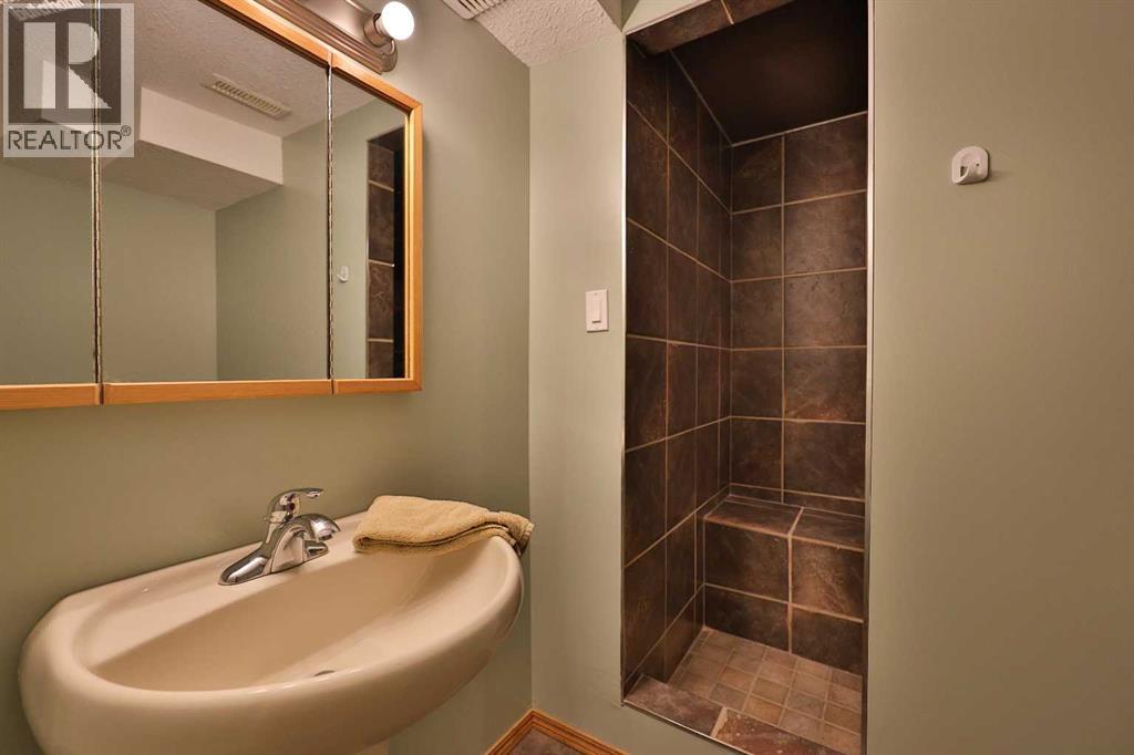 210 S 100 W, Raymond, Alberta  T0K 2S0 - Photo 34 - A2302546