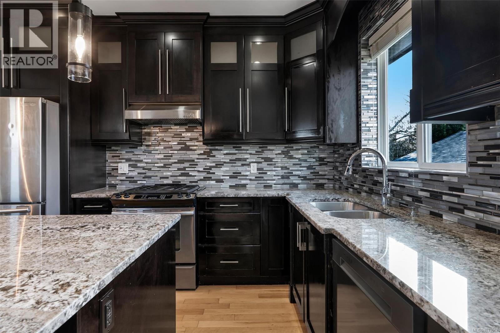 3264 Irma St, Saanich, British Columbia  V8Z 3R8 - Photo 11 - 1033062