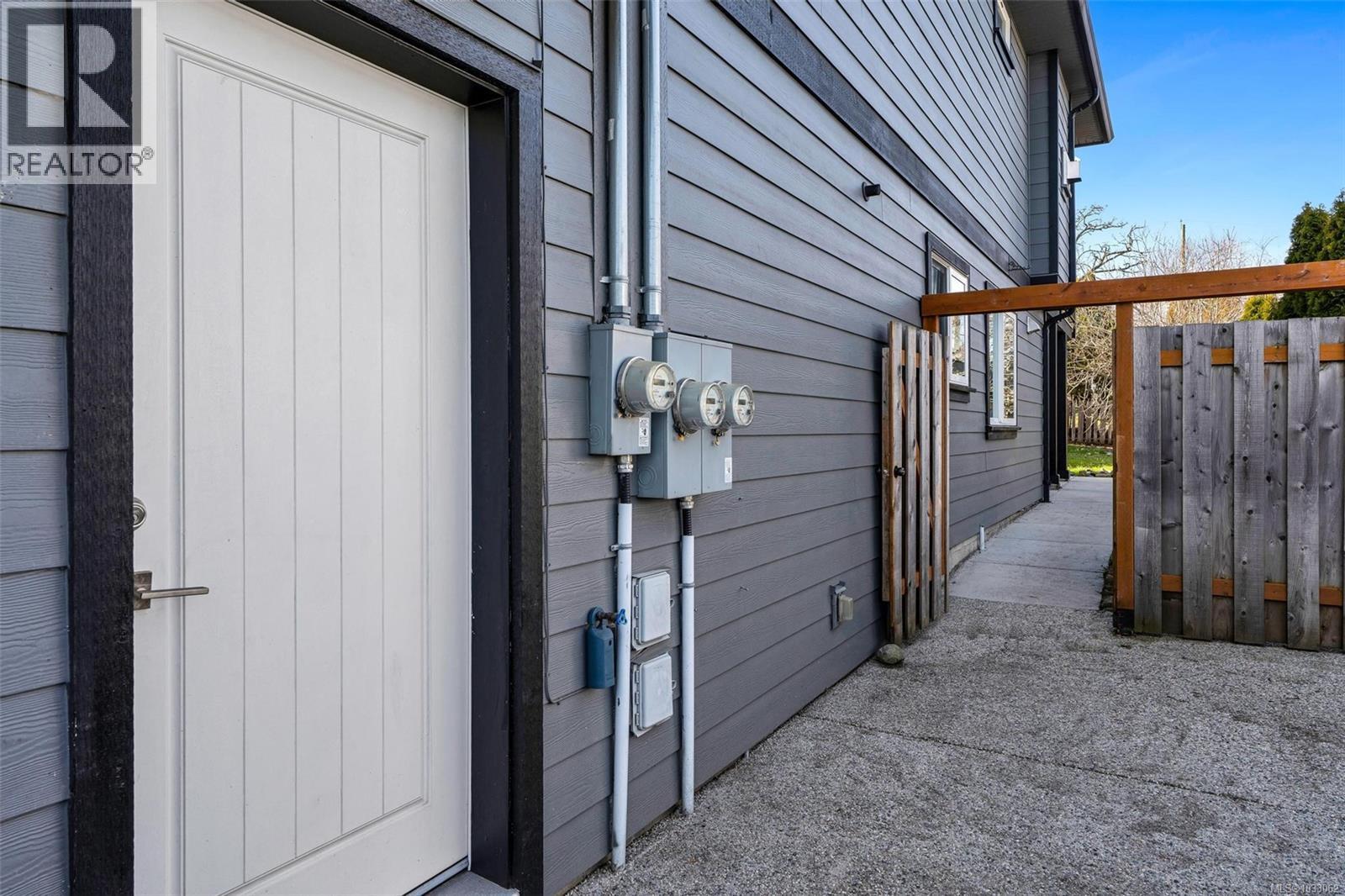 3264 Irma St, Saanich, British Columbia  V8Z 3R8 - Photo 46 - 1033062