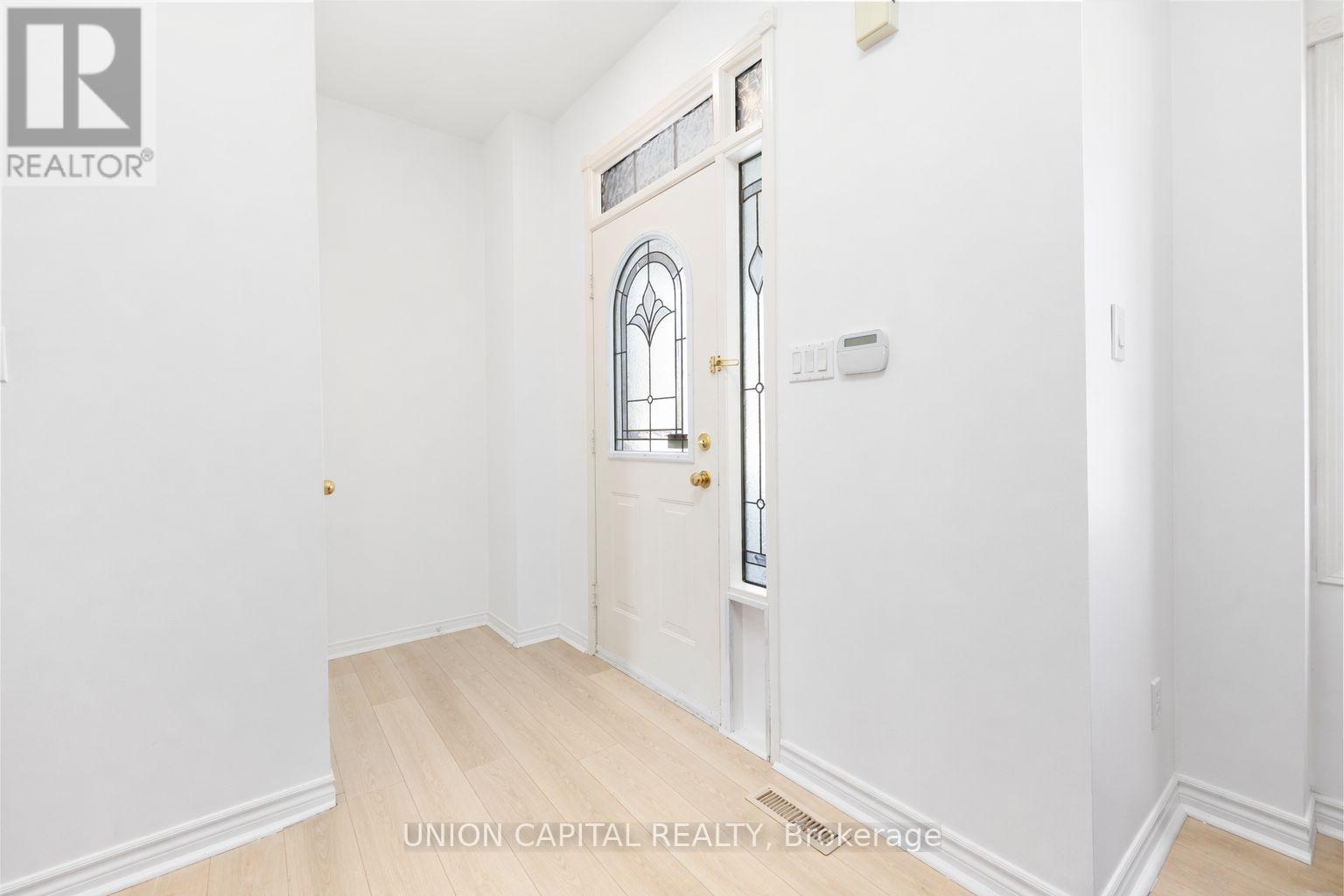 29 Queen's Plate Drive, Markham, Ontario  L6C 2A9 - Photo 7 - N12927968