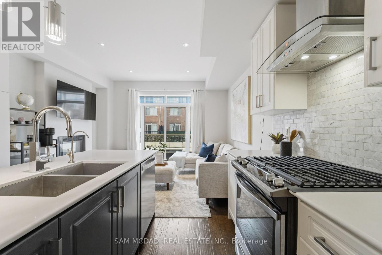 61 Edward Horton Crescent, Toronto, Ontario  M8Z 0E7 - Photo 11 - W13032824