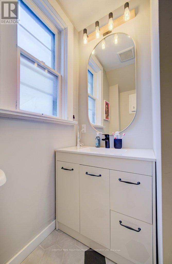 8 Spring Street E, Waterloo, Ontario  N2J 2L8 - Photo 28 - X13032832