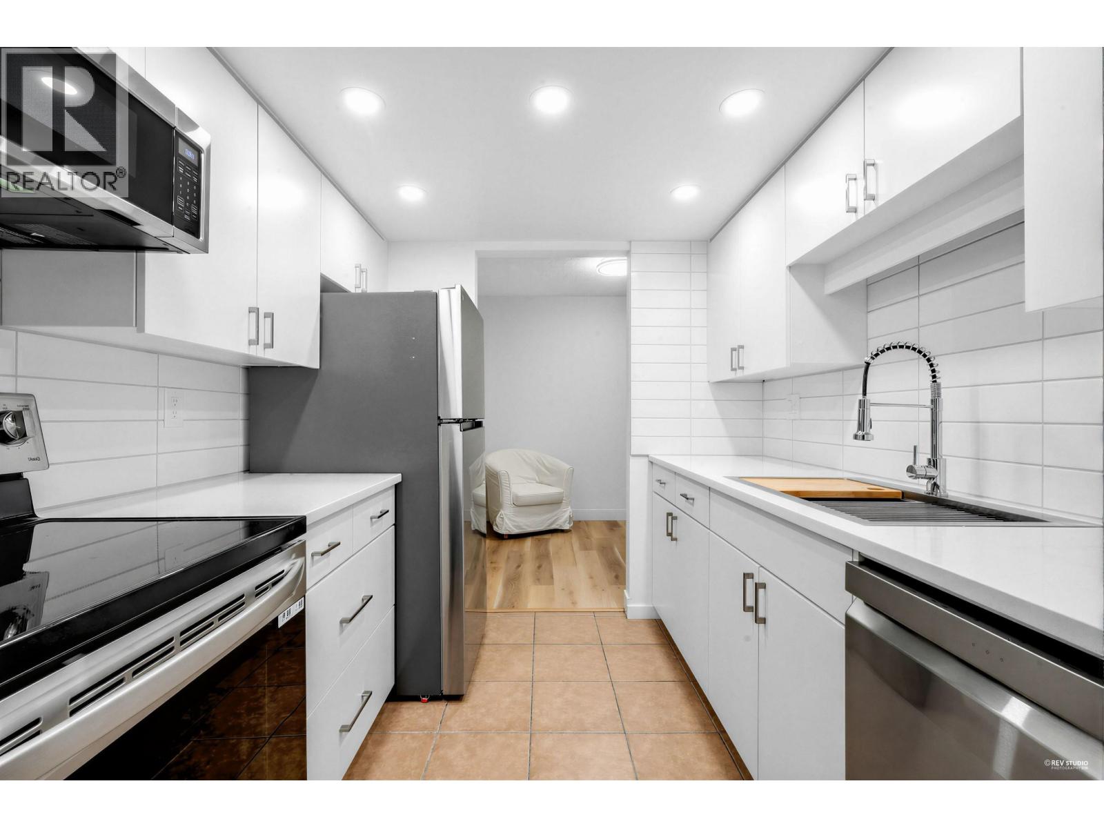 107 2925 Glen Drive, Coquitlam, British Columbia  V3B 7H9 - Photo 9 - R3087317