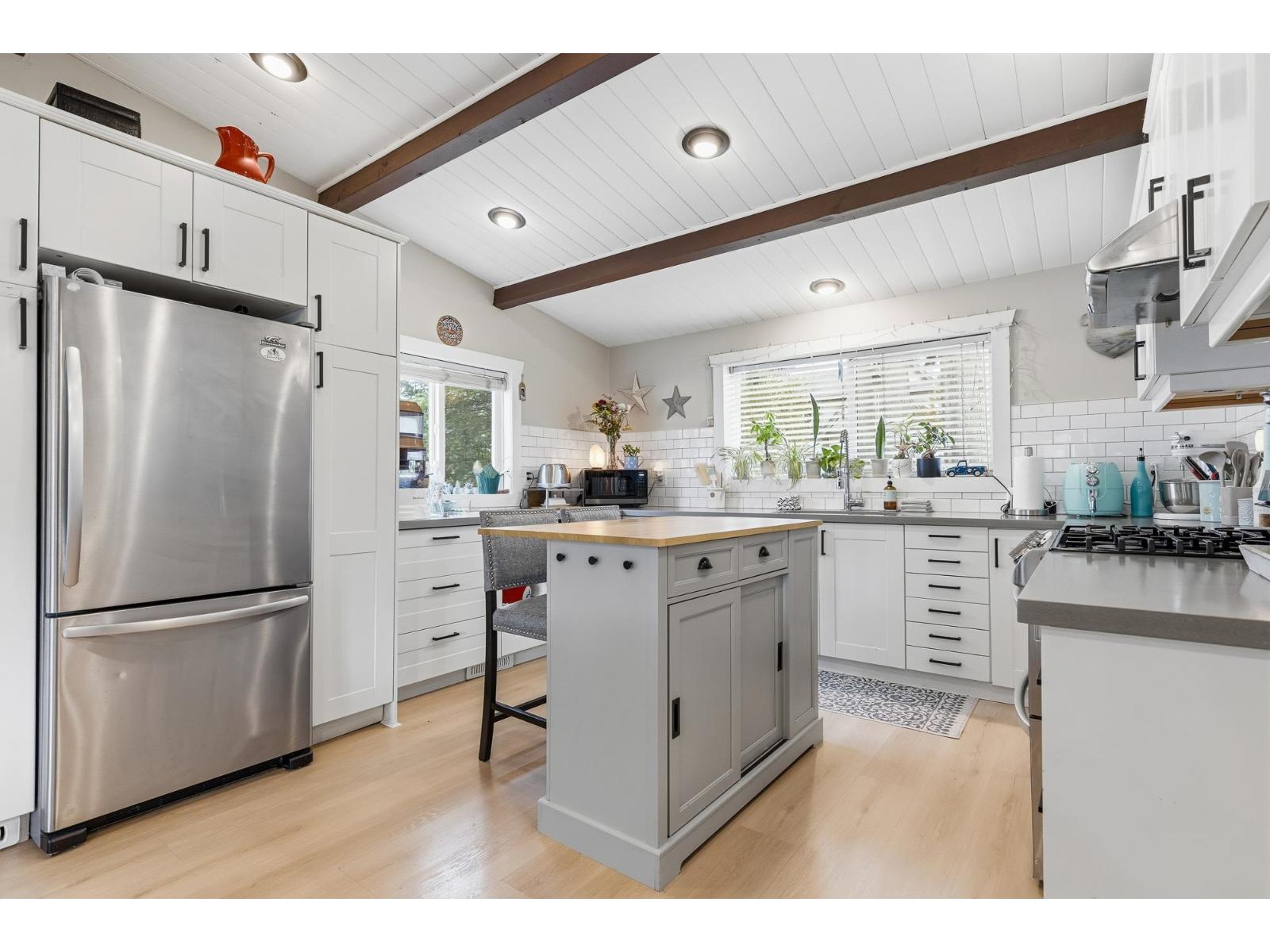 5565 Peach Road, Sardis South, Chilliwack, British Columbia  V2R 5L9 - Photo 2 - R3114086