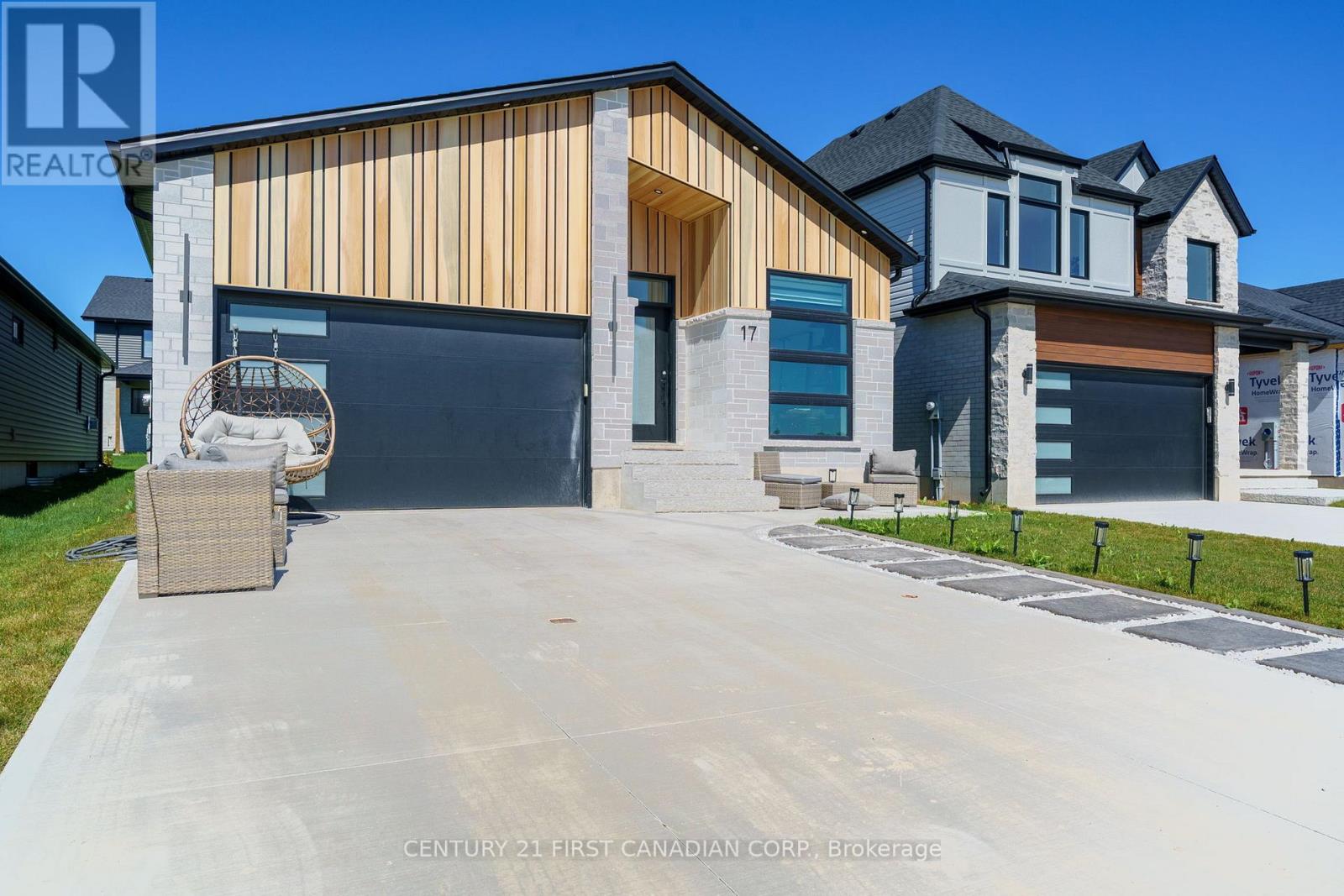 17 Sheldabren Street, North Middlesex, Ontario  N0M 1A0 - Photo 2 - X13033050