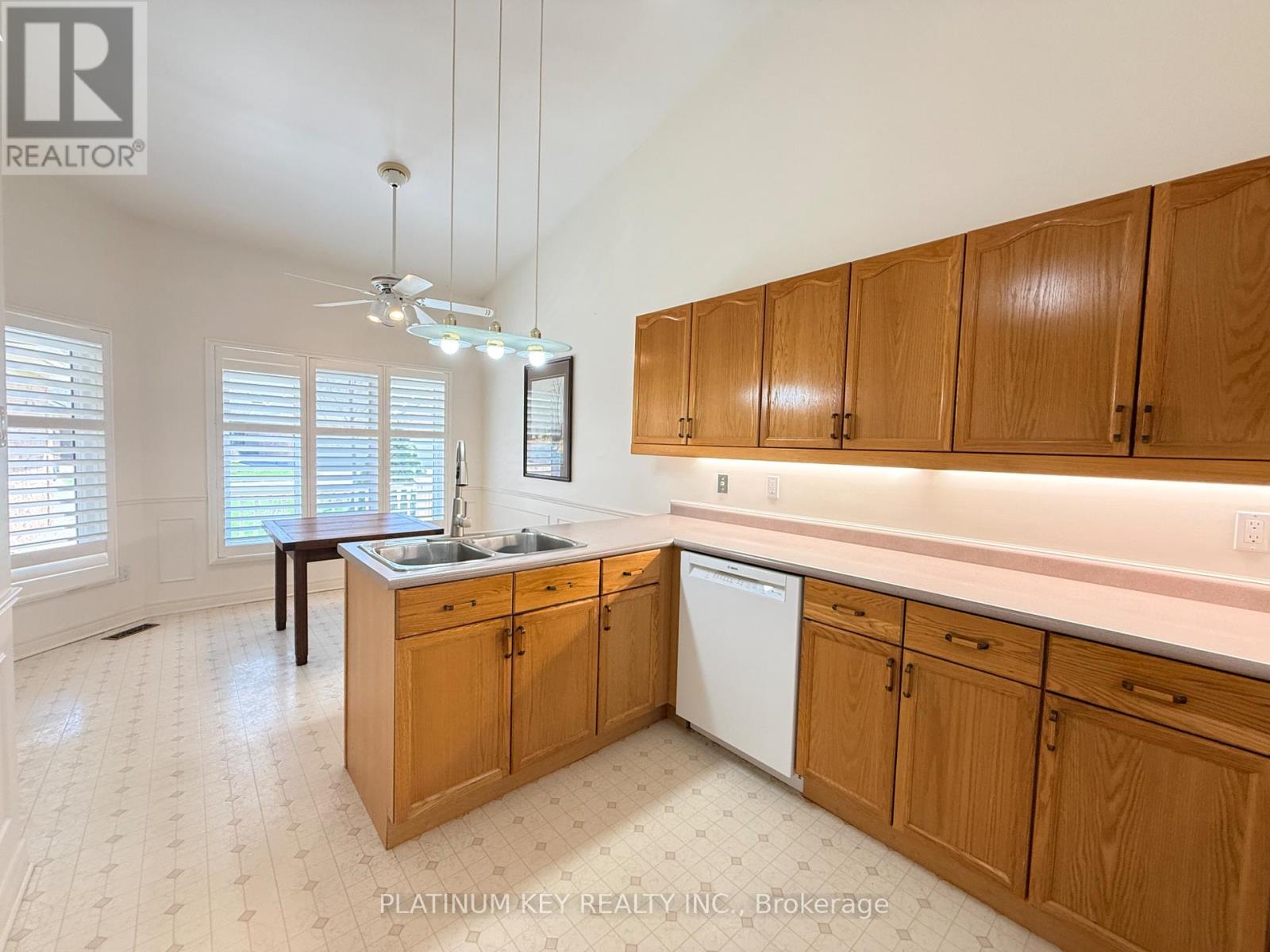 7 - 1331 Commissioners Road W, London South, Ontario  N6K 1E2 - Photo 5 - X12747658