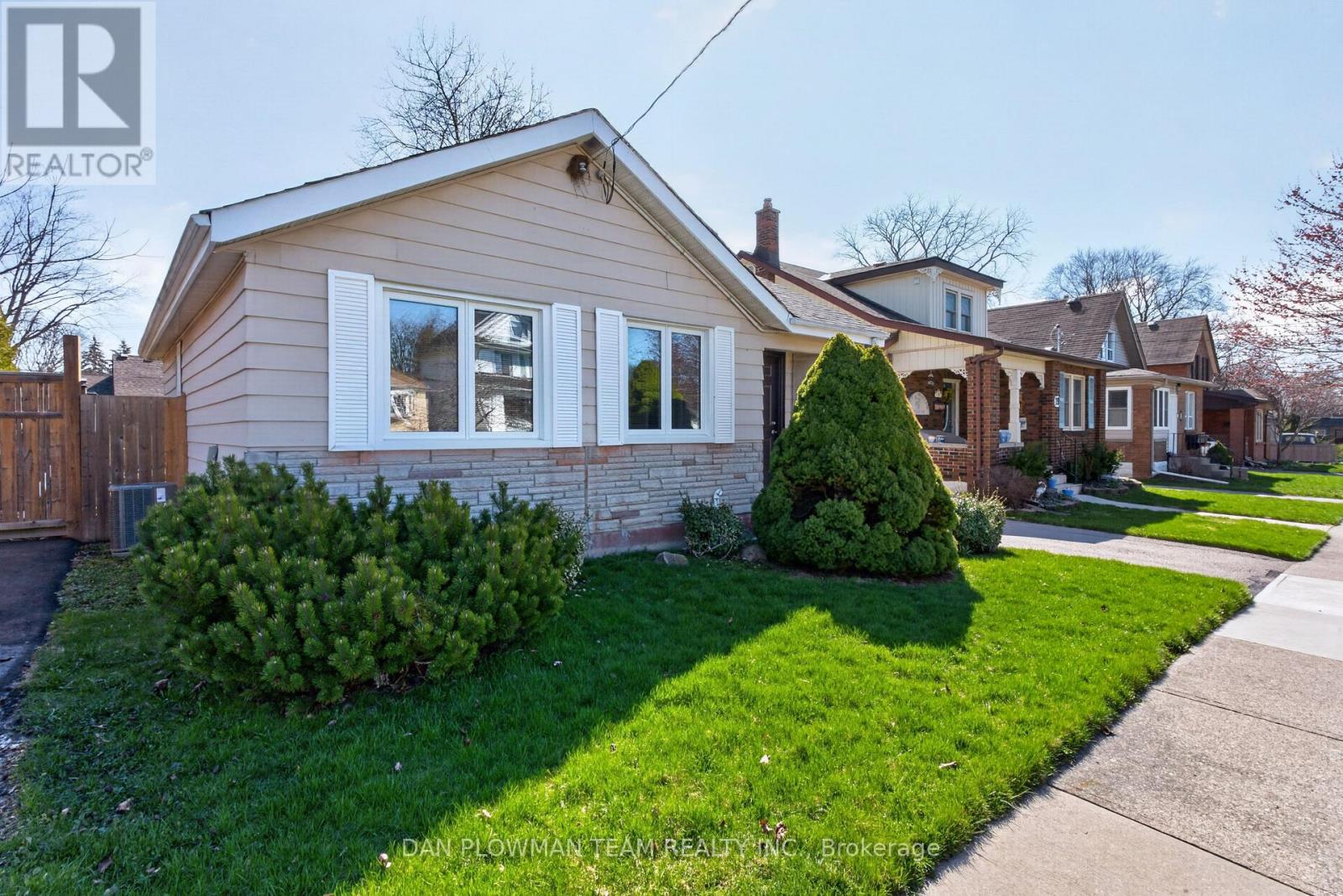 23 Patricia Avenue, Oshawa, Ontario  L1H 5W1 - Photo 3 - E13033018