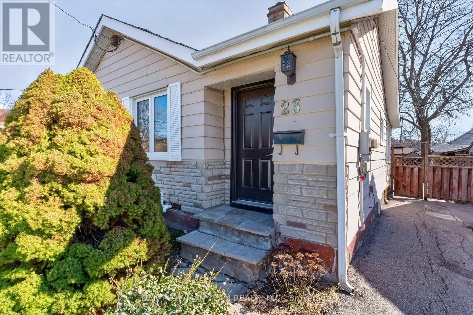 23 Patricia Avenue, Oshawa, Ontario  L1H 5W1 - Photo 4 - E13033018