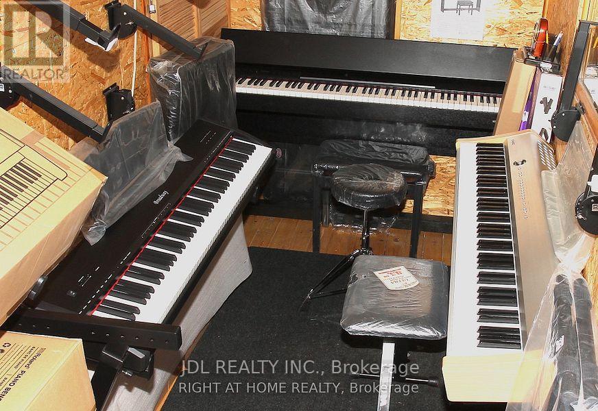 465 Rogers Road W, Toronto, Ontario  M6M 1A8 - Photo 11 - W13033068