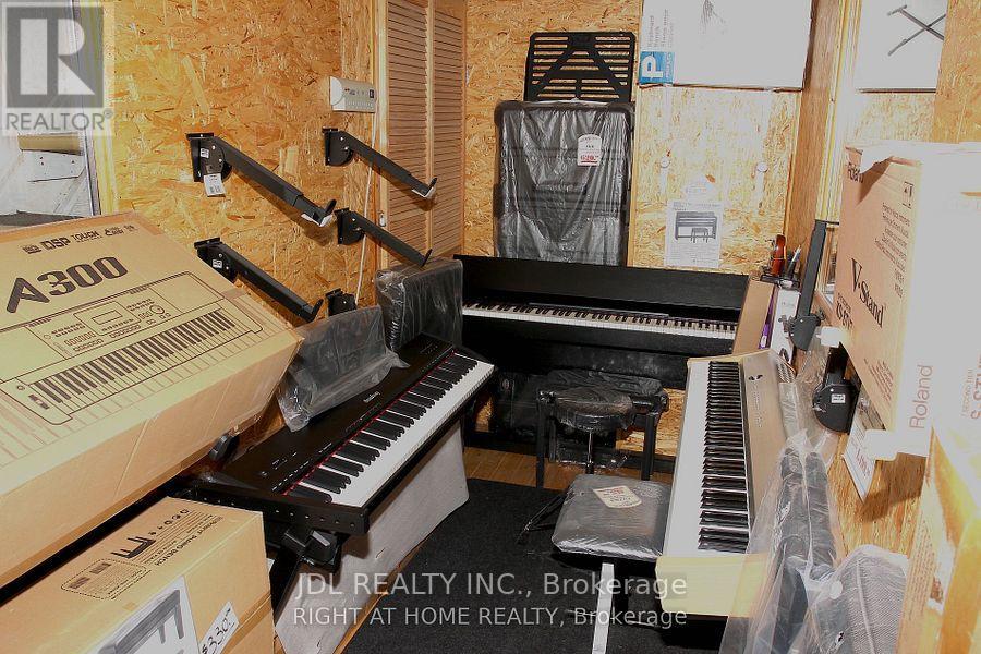 465 Rogers Road W, Toronto, Ontario  M6M 1A8 - Photo 12 - W13033068