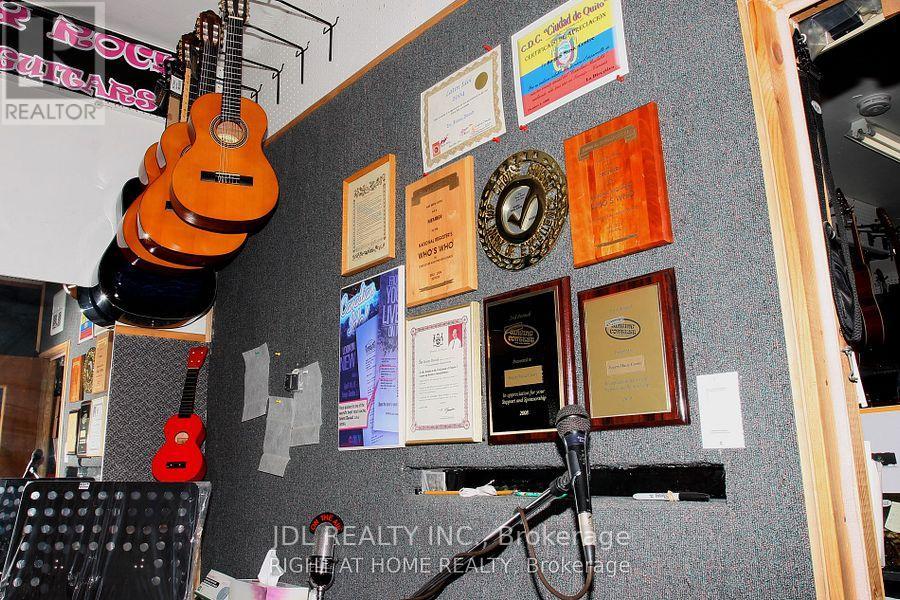 465 Rogers Road W, Toronto, Ontario  M6M 1A8 - Photo 18 - W13033068