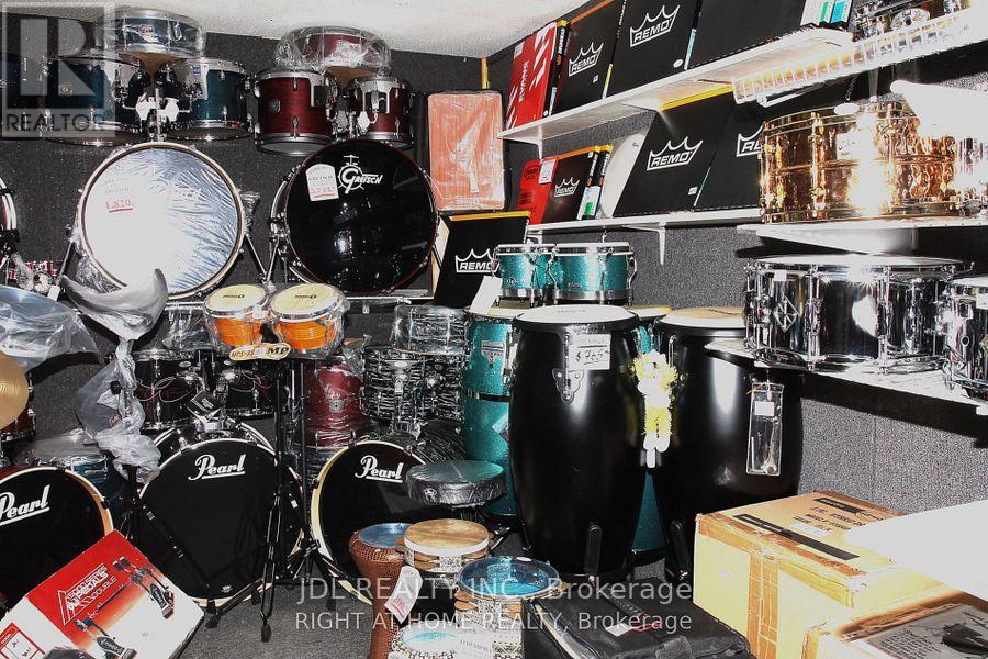 465 Rogers Road W, Toronto, Ontario  M6M 1A8 - Photo 4 - W13033068