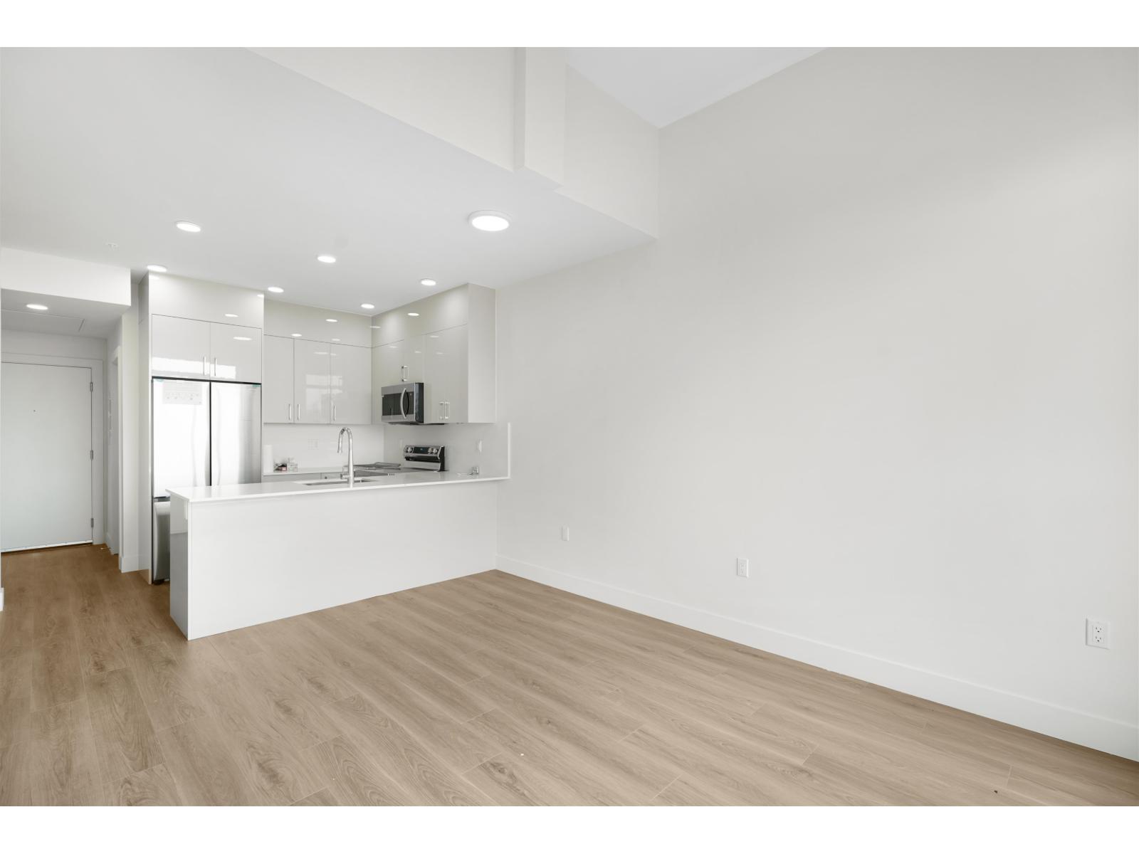 609 15739 Fraser Highway, Surrey, British Columbia  V4N 6V4 - Photo 2 - R3114517