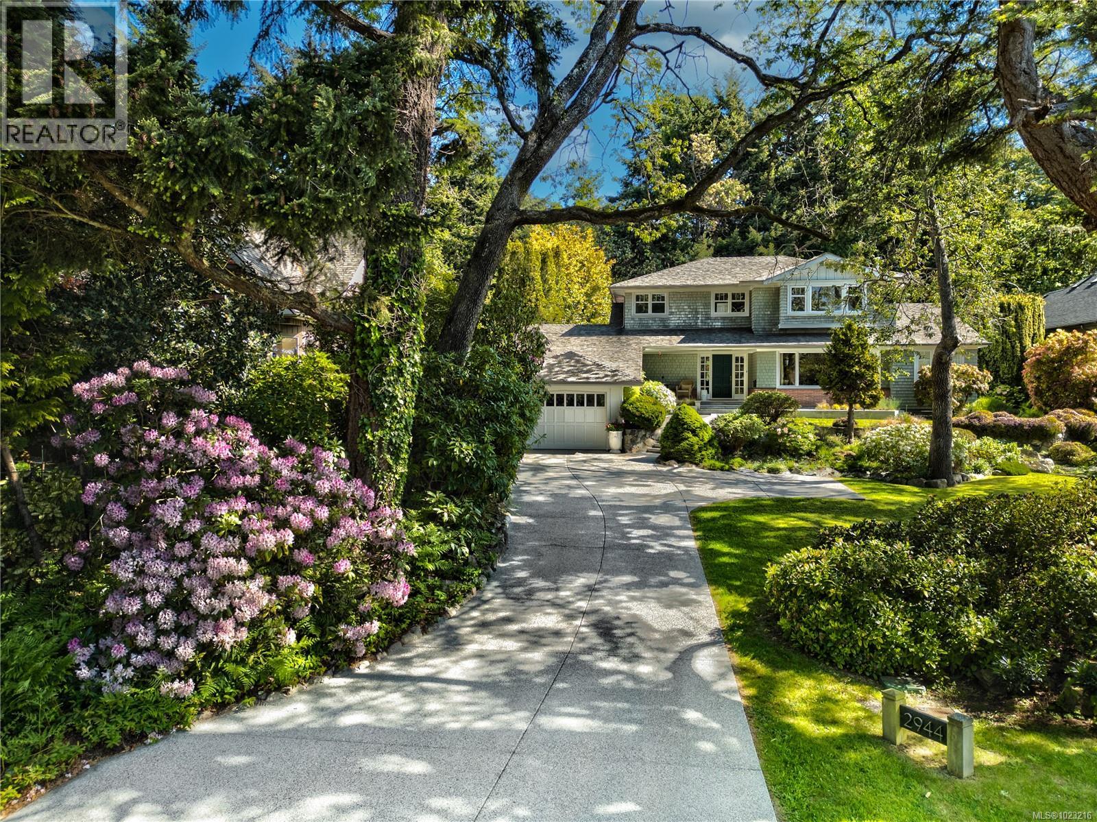 2944 Tudor Ave, Saanich, British Columbia