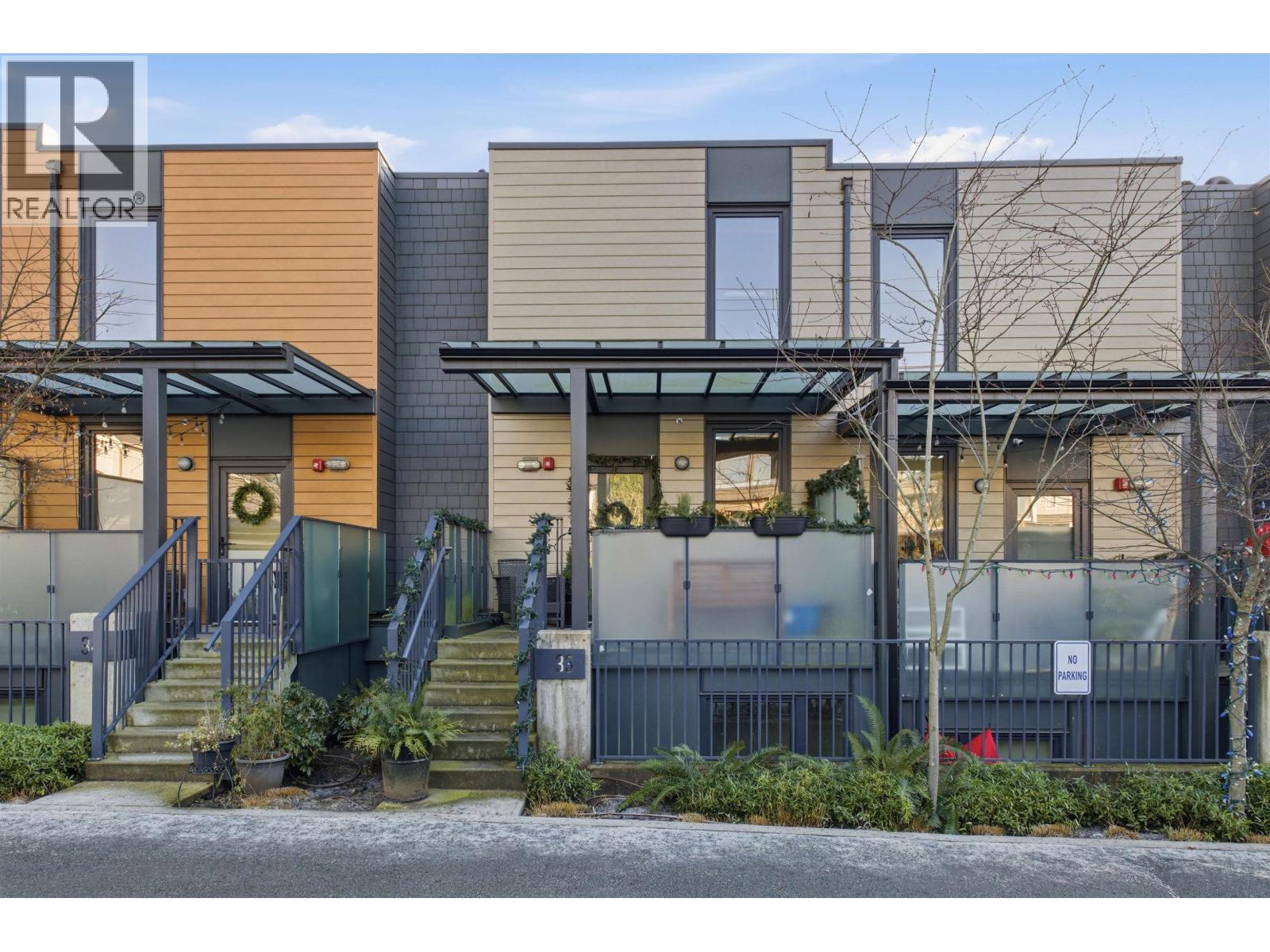 33 720 E 3RD STREET, North Vancouver, British Columbia