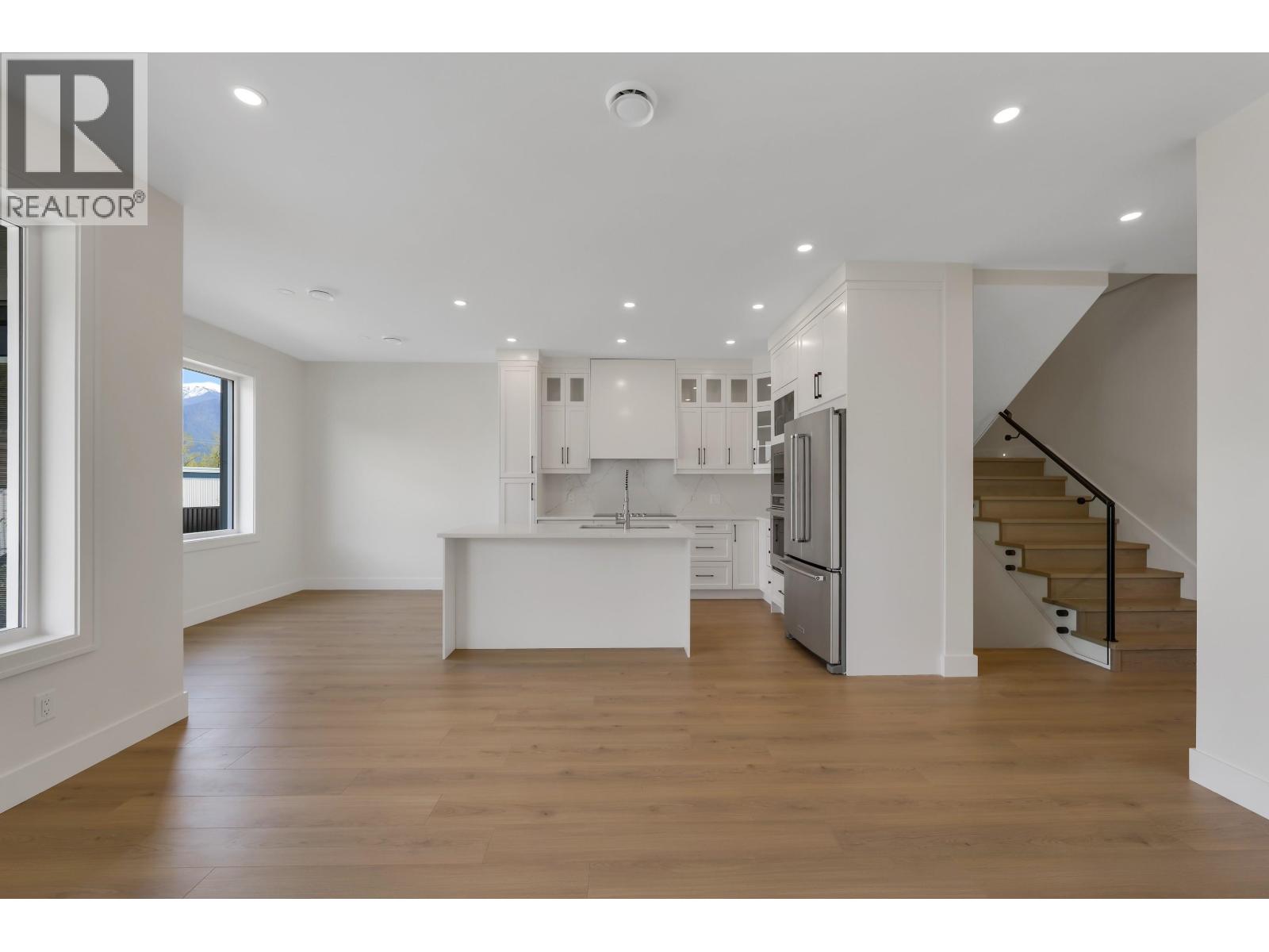 1005 Phare Crescent, Pemberton, British Columbia  V0N 2L1 - Photo 4 - R3114883