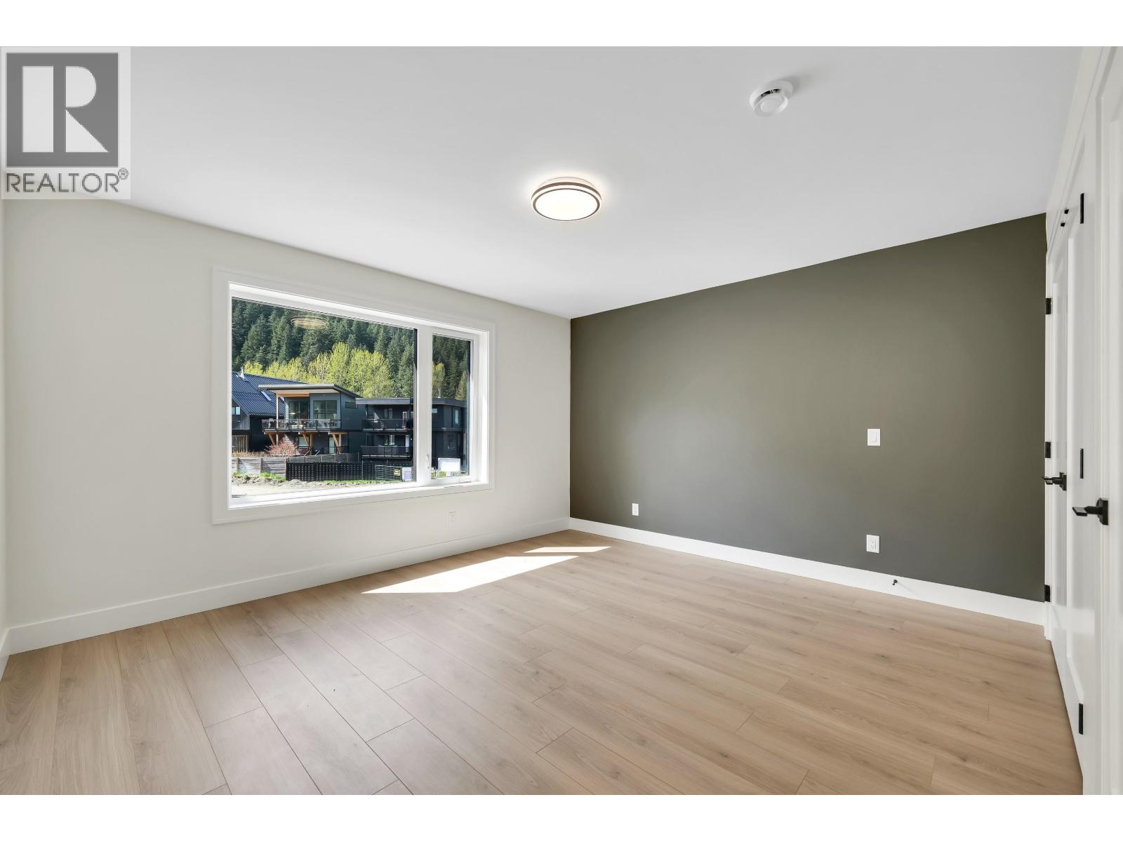 1005 Phare Crescent, Pemberton, British Columbia  V0N 2L1 - Photo 9 - R3114883