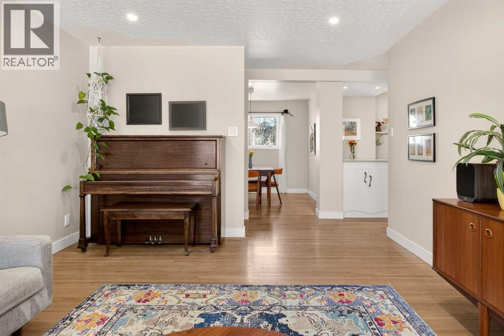 2507 Chicoutimi Drive Nw, Calgary, Alberta  T2L 0W4 - Photo 4 - A2301982