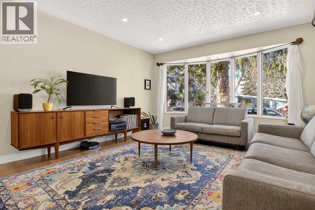 2507 Chicoutimi Drive Nw, Calgary, Alberta  T2L 0W4 - Photo 3 - A2301982