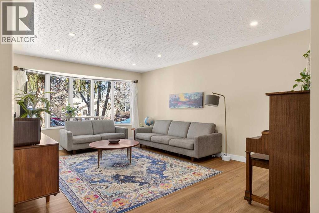 2507 Chicoutimi Drive Nw, Calgary, Alberta  T2L 0W4 - Photo 2 - A2301982