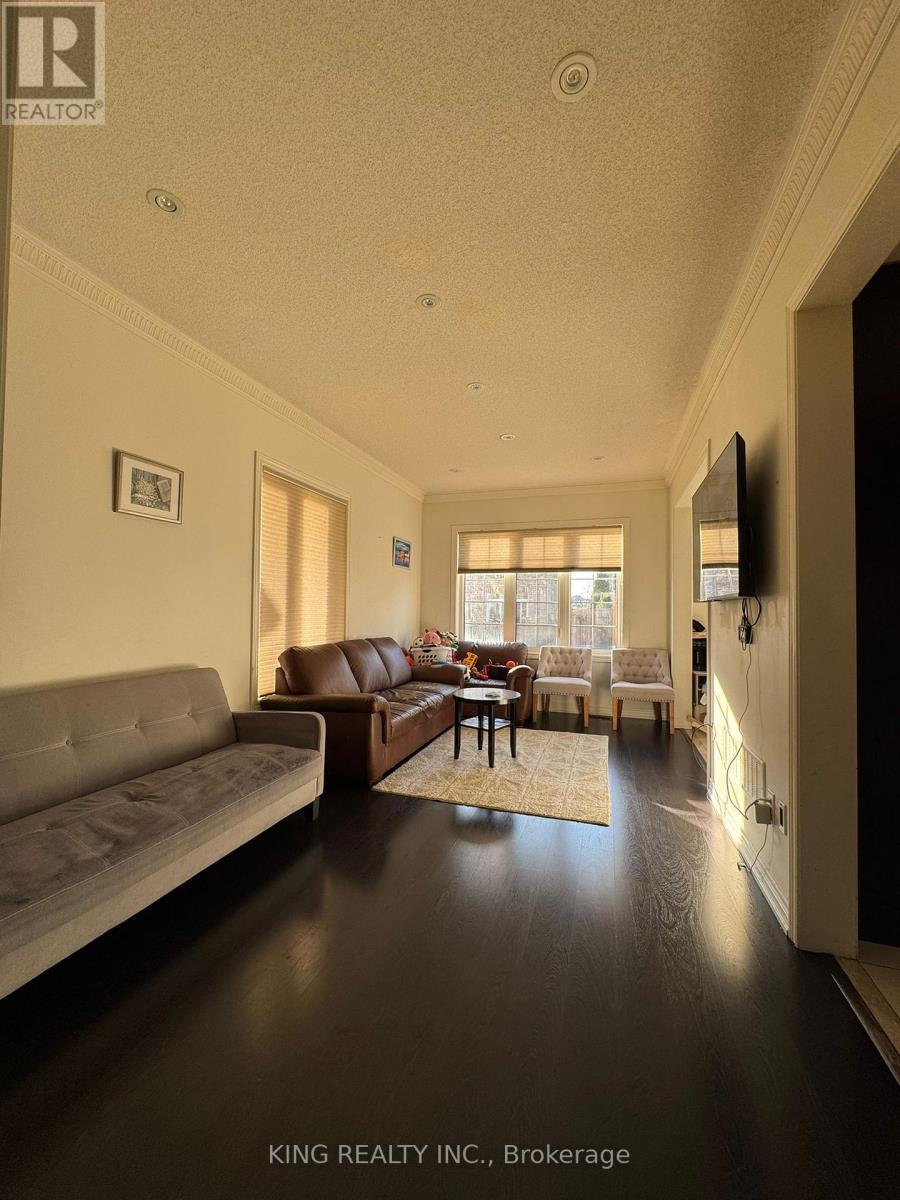 18 Eastlake Road, Brampton, Ontario  L7A 3S2 - Photo 4 - W13033114