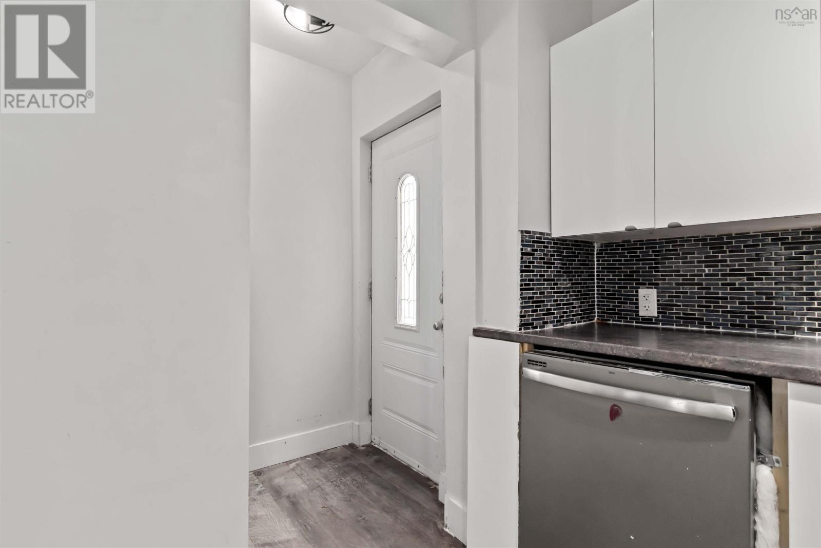 102 King Street, Dartmouth, Nova Scotia  B2Y 2S1 - Photo 3 - 202602312