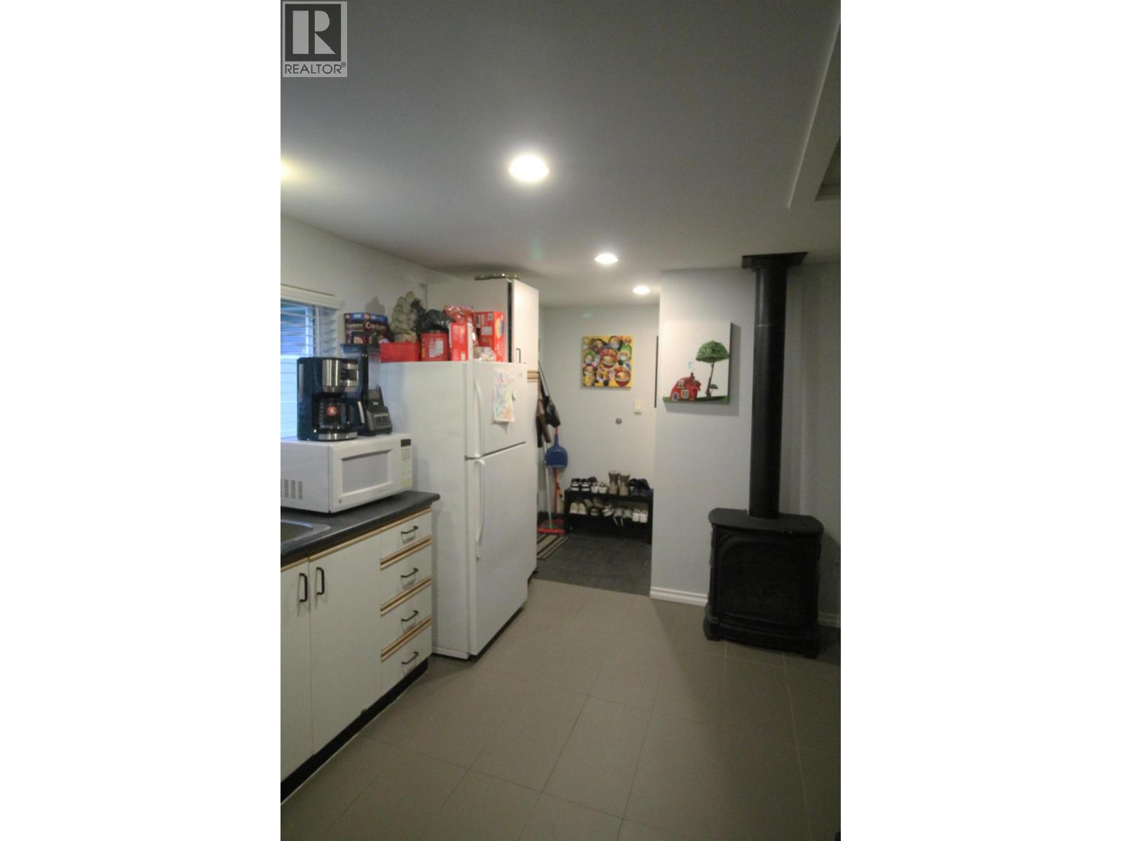 737 Robinson, Coquitlam, British Columbia  V3J 4E9 - Photo 2 - R3114935